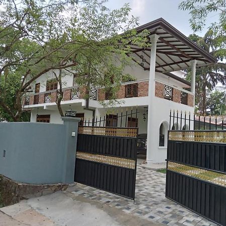 Bed and Breakfast Sky Bloom Homagama Exterior foto