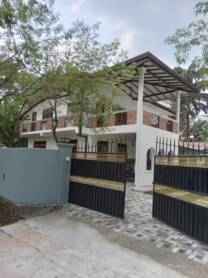 Bed and Breakfast Sky Bloom Homagama Exterior foto