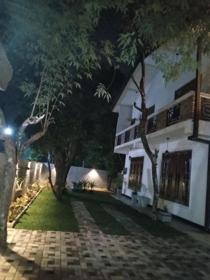 Bed and Breakfast Sky Bloom Homagama Exterior foto